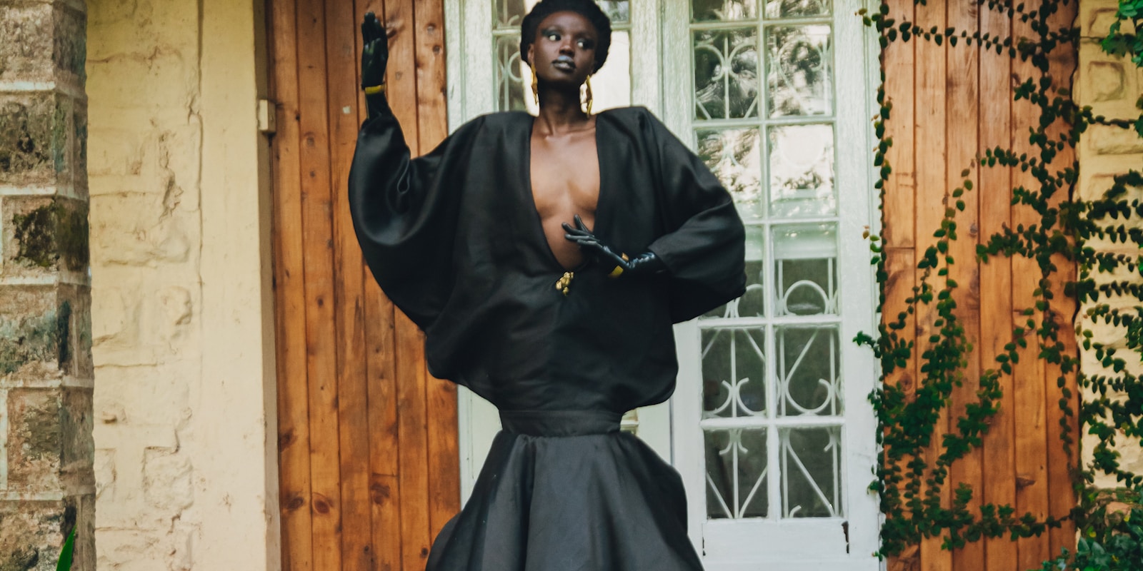 A bride adorned in kundan jewellery and an embroidered lehenga